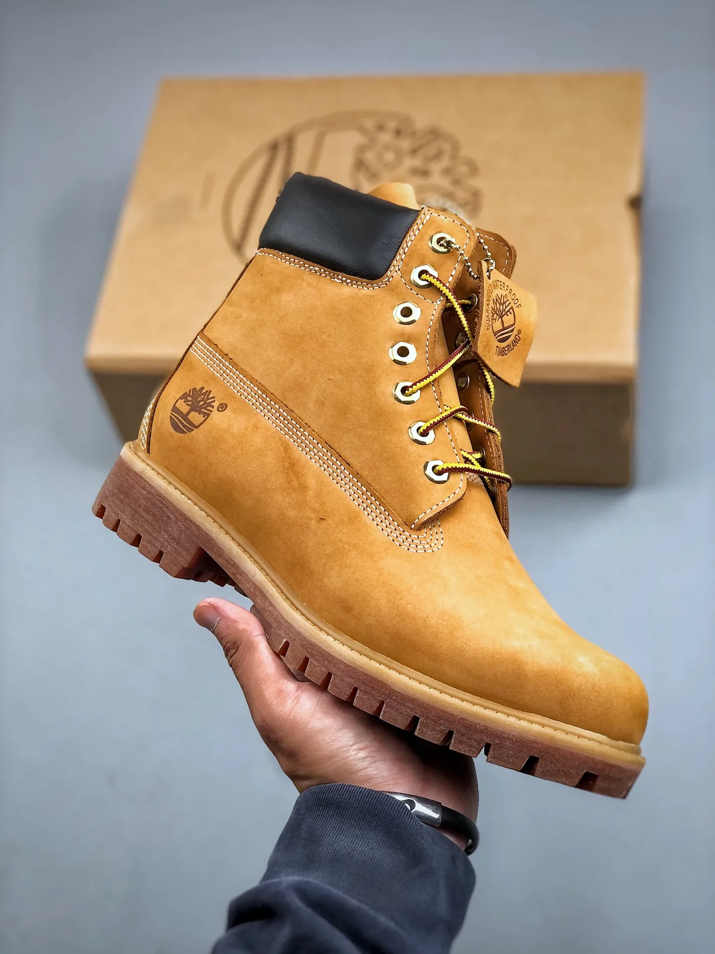 Local self-pickup💰800 supports store placement, get the pure and original top quality, one-to-one original development version Timberland can’t be beaten/classic yellow high-top [Female six-hole model 10361 Men’s seven-hole model 10061] Channel version of something, produced by Zhuhai OEM factory, Hong Kong purchasing agent of Hong Kong, unified channel delivery order, consistent quality of something, no need to emphasize gorgeous copywriting, just a brief introduction of materials, analysis of original genuine process, imported waterproof frosted cowhide, purple light logo anti-counterfeiting mark, precise computer sewing line, four-line parallel process, 10,000 times horizontal folding dynamic waterproofing, one-piece molding injection molding process ( ⚠️The difference is the cold-glued one-piece version) Rubber non-slip outsole is durable and wear-resistant. Fully genuine cowhide collar/lining/sole. Equipped with anti-fatigue shock-absorbing honeycomb insole. Extremely comfortable. Extremely practical for daily life. Classic, simple and easy to match. Essential for wind, rain, thunder, lightning, water, cold and heat insulation. Full set of cabinet packaging accessories (comes with shoelaces, cleaning eraser, and counter bag) Size: 35 36 37 37.5 38 38.5 39 39.5 40 41 41.5 42 43 43.5 44 44.5 45 one size larger. Authentic official website consistent size
